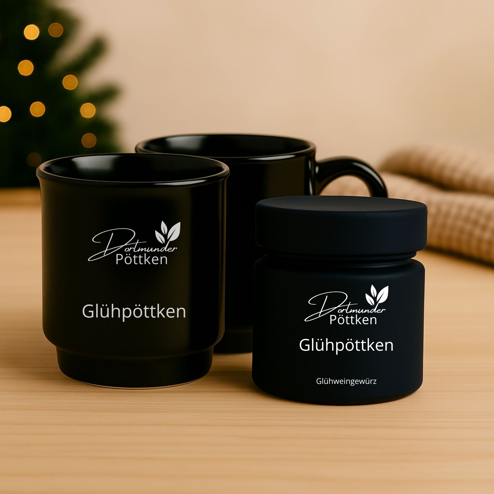Gluehwein-Set Gluehpoettken mit zwei schwarzen Bechern und Gluehweingewuerzglas von Dortmunder Poettken auf Holztisch