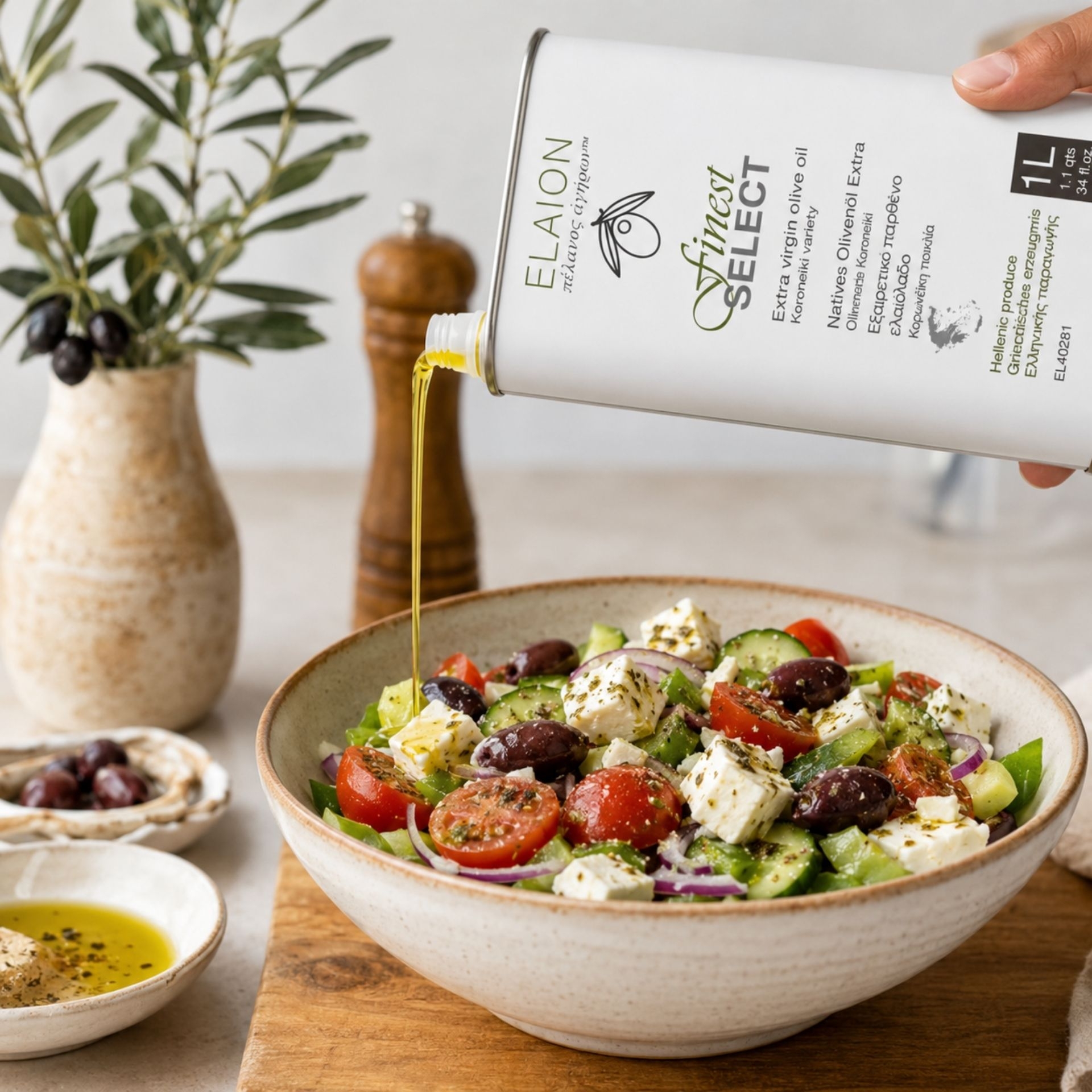 Elaion Finest Select Olivenoel 1 Liter verfeinert einen frischen griechischen Salat