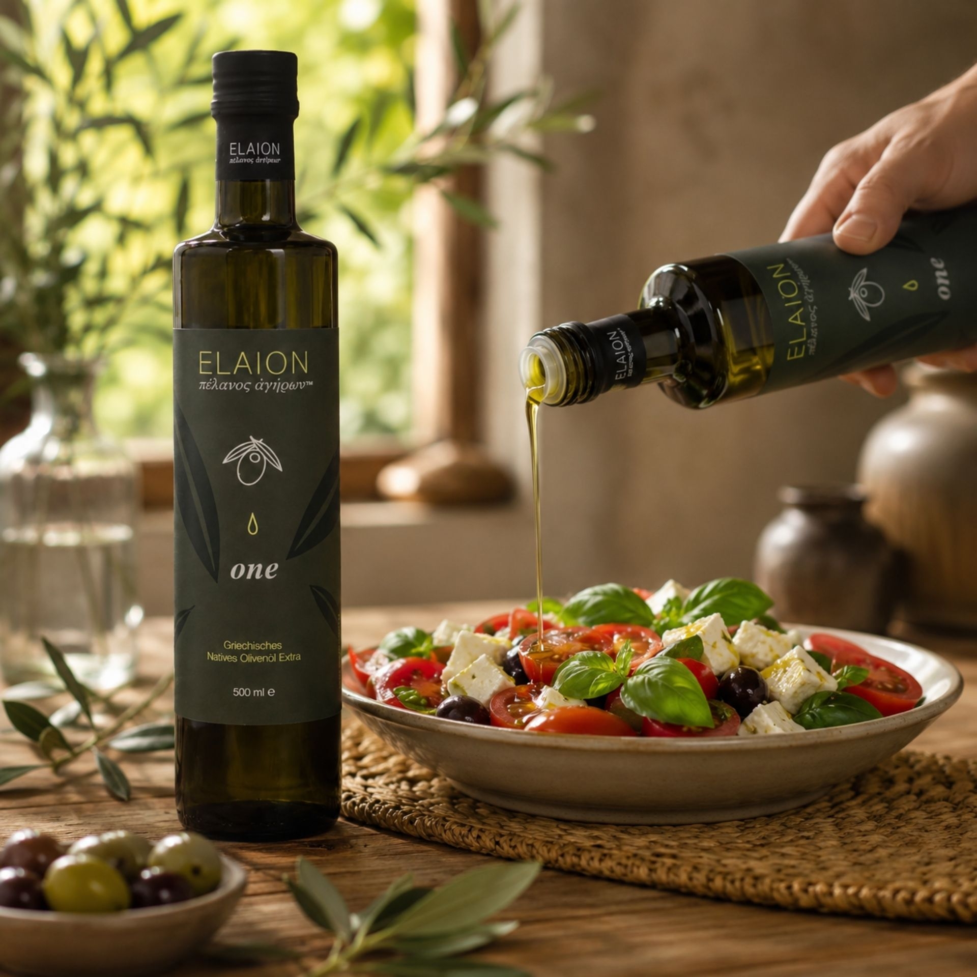 Elaion ONE Olivenoel 500 ml verfeinert einen frischen mediterranen Salat