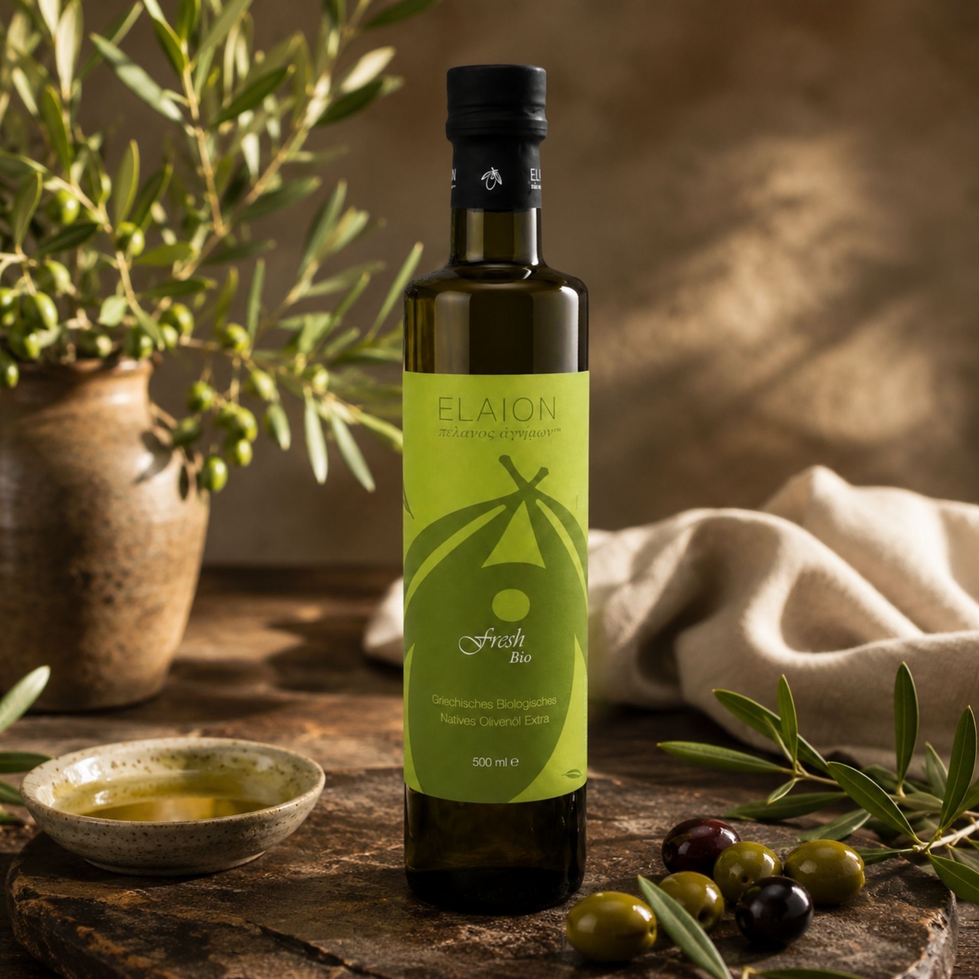 Elaion Fresh Bio natives Bio-Olivenoel Extra 500 ml in mediterranem Premium-Stilllife mit Oliven